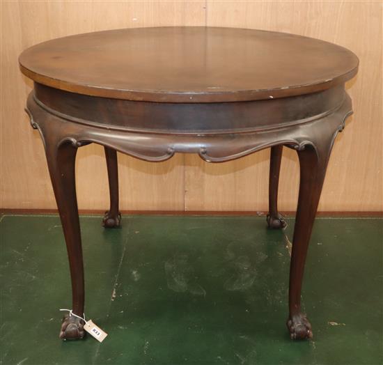 A 1920s circular mahogany centre table, on ball and claw feet Diameter 98cm